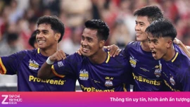 HLV Kim Sang-sik cùng đội Đông Nam Á thắng MU