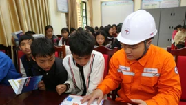 Tuyên truyền an toàn điện tại Trường Tiểu học và Trung học cơ sở Nàn Sín 