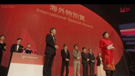 Tùng Dương tự hào khi nhận giải thưởng International Special Awards ở Nhật