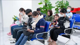 Bộ Y tế khuyến cáo người dân đeo khẩu trang nơi công cộng để phòng COVID-19