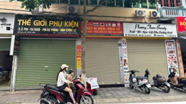 Nhiều cửa hàng không mở cửa.