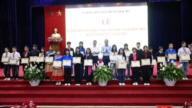 Huyện Bát Xát, Bắc Hà tuyên dương, khen thưởng học sinh tiêu biểu và phát động Tháng hành động vì trẻ em năm 2025