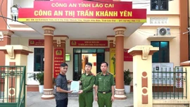 Công an Lào Cai trao trả 114 triệu đồng cho người chuyển nhầm tài khoản