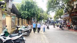 Phường Lào Cai mạnh tay xử lý vi phạm, vỉa hè phố Hồng Hà thông thoáng trở lại