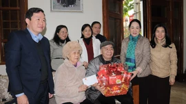 Thăm, tặng quà Tết các đồng chí nguyên lãnh đạo tỉnh Lào Cai là người dân tộc thiểu số