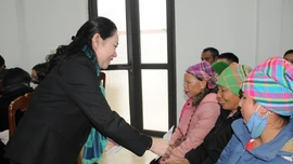 Thứ trưởng Bộ Dân tộc và Tôn giáo tặng quà Tết đồng bào dân tộc thiểu số xã Tân Hợp và Đông Cuông