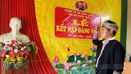 Chi bộ thôn Trát 2 xã Tằng Loỏng kết nạp đảng viên mới