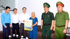 Chủ tịch UBND tỉnh Nguyễn Tuấn Anh thăm, tặng quà gia đình người có công phường Cam Đường