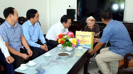 Chủ tịch UBND tỉnh Nguyễn Tuấn Anh thăm, tặng quà gia đình người có công xã Xuân Quang