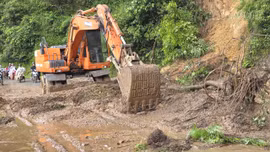 Mưa lớn gây sạt lở 19 điểm trên Quốc lộ 32, nhanh chóng thông tuyến