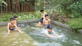 Bí thư chi đoàn dạy bơi miễn phí cho trẻ 