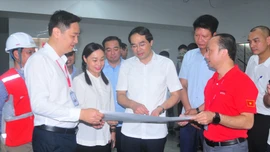 Đồng chí Trịnh Xuân Trường, Bí thư Tỉnh ủy, Chủ tịch HĐND tỉnh trao đổi với lãnh đạo Tập đoàn Central Retail Việt Nam