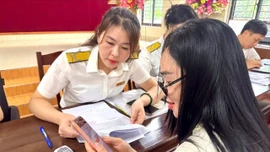 Nhiều hộ dân nộp thuế sử dụng đất phi nông nghiệp qua ứng dụng eTax Mobile