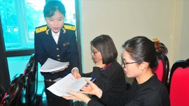 Cán bộ thuế cơ sở 6 hỗ trợ người nộp thuế