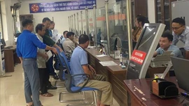 Người dân đến Trung tâm phục vụ hành chính công xã Mù Cang Chải xác nhận tình trạng hôn nhân