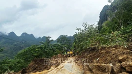 Thông đường bước 1, điểm sạt lở tại Km197+100 Quốc lộ 4 (Mường Khương – Pha Long)