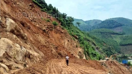 Thông xe bước 1 điểm sạt lở trên Tỉnh lộ 160 đoạn qua huyện Bắc Hà