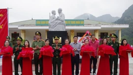 Khánh thành tượng đài “Bác Hồ với chiến sĩ biên phòng” trên vùng cao Tả Gia Khâu