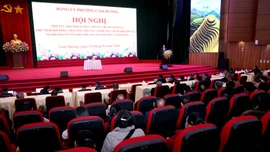 Lãnh đạo phường Cam Đường đối thoại trực tiếp với bí thư chi bộ, tổ trưởng tổ dân phố