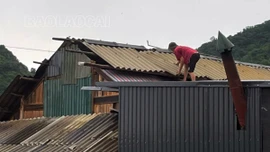 Dông lốc khiến 16 hộ dân xã Tân Lĩnh bị hư hỏng nhà cửa