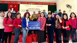 Hội LHPN tỉnh phối hợp trao quà Tết cho phụ nữ có hoàn cảnh khó khăn