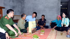 Phó Bí thư Tỉnh ủy, Chủ tịch Ủy ban MTTQ Việt Nam tỉnh Nguyễn Thế Phước thăm, tặng quà người có công tại xã Dương Quỳ