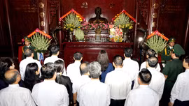 Đoàn đại biểu tỉnh dâng hương tưởng niệm Chủ tịch Hồ Chí Minh và viếng các anh hùng liệt sĩ