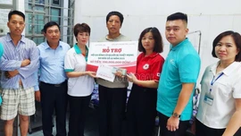 Thăm hỏi, hỗ trợ gia đình người bệnh gặp nạn do sạt lở đất tại xã Mường Hum