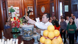 Đoàn công tác Tỉnh ủy dâng hương tưởng niệm Chủ tịch Hồ Chí Minh