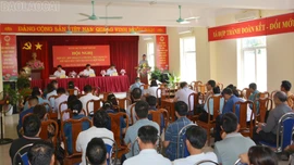 Thường trực Đảng ủy xã Hợp Thành tiếp xúc, đối thoại với người dân 