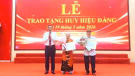 Đồng chí Hoàng Giang - Phó Bí thư Thường trực Tỉnh ủy, Chủ tịch HĐND tỉnh dự và trao Huy hiệu Đảng tại Gia Phú