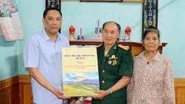 Phó Bí thư Thường trực Tỉnh ủy, Chủ tịch HĐND tỉnh Hoàng Giang thăm hỏi và tặng quà các gia đình trên địa bàn xã Việt Hồng.