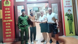 Công an phường Sa Pa tìm lại tài sản cho du khách nước ngoài