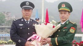 Các đồn biên phòng Lào Cai chúc Tết lực lượng quản lý, bảo vệ biên giới phía bạn