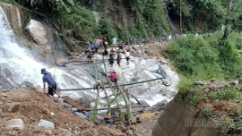 Hơn 100 người dân thôn Vàng Ngần chung sức làm cầu tạm