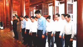 Đoàn đại biểu tỉnh Lào Cai dâng hương tưởng niệm Chủ tịch Hồ Chí Minh