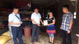 Xã Púng Luông hỗ trợ các hộ dân khắc phục hậu quả thiên tai