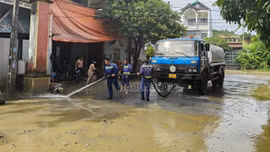 Công ty Cổ phần Môi trường Đô thị tỉnh Lào Cai hỗ trợ người dân khắc phục hậu quả sau mưa lũ