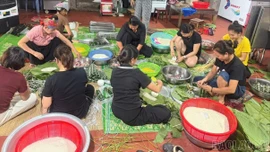 Nhân dân phường Cầu Thia gói gần 2.000 chiếc bánh chưng gửi tặng bà con vùng lũ Thái Nguyên