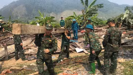 Lào Cai: Huy động hàng trăm cán bộ, chiến sĩ giúp dân dựng lại nhà sau dông lốc