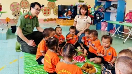 Phòng An ninh điều tra, Công an tỉnh tổ chức Trung thu cho trẻ em xã Xuân Hoà, Phình Hồ