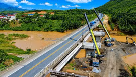 Đại công trường mở rộng cao tốc Nội Bài - Lào Cai sau 10 tháng thi công