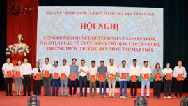 Xã Văn Bàn và Bản Xèo công bố các quyết định về sắp xếp thôn, tổ dân phố