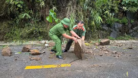 Hành động đẹp của Công an xã Khao Mang