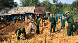 Ban CHQS phường Âu Lâu giúp các hộ dân di dời tài sản để thực hiện giải phóng mặt bằng