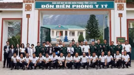 Vượt "cổng trời" mang sách lên biên cương Y Tý