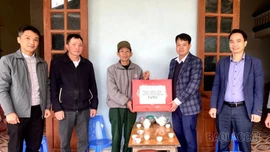Các địa phương trong tỉnh tổ chức trao quà Tết cho gia đình chính sách, người dân khó khăn