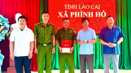 Khen thưởng đột xuất Công an xã Phình Hồ vì thành tích đấu tranh, triệt phá tội phạm ma túy