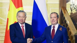 Tổng Bí thư Tô Lâm hội kiến Chủ tịch Đảng Nước Nga Thống nhất Dmitry Medvedev