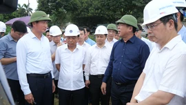 Bộ trưởng Bộ Xây dựng Trần Hồng Minh kiểm tra tình hình thực hiện Dự án tuyến đường sắt Lào Cai - Hà Nội - Hải Phòng tại tỉnh Lào Cai